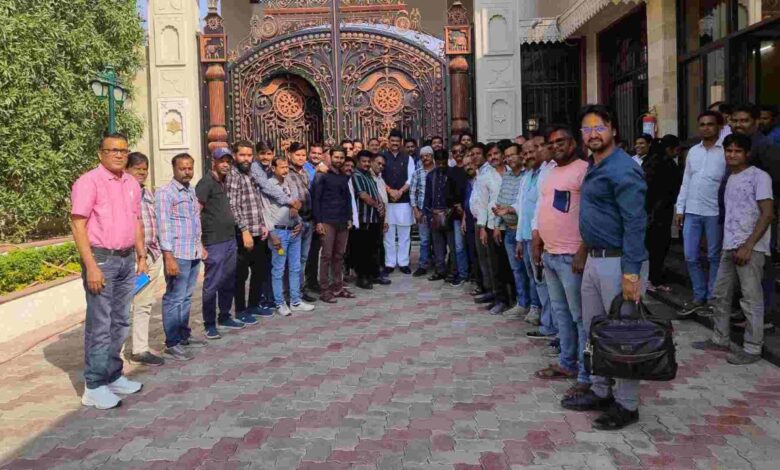 पत्रकार के साथ खनिज अधिकारी द्वारा अभद्रता का मामला अधिकारियों पर कार्यवाही करने कैबिनेट मंत्री राजपूत ने पत्रकारों को दिया आश्वासन