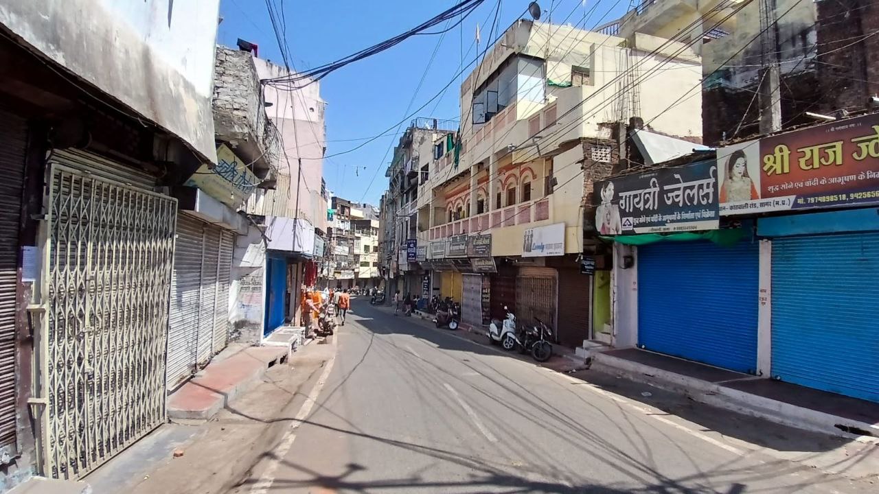 सागर सागर में पत्रकारों के झूठे मामले को लेकर पत्रकारो का विरोध 18 मार्च को सागर बंद रहा ।